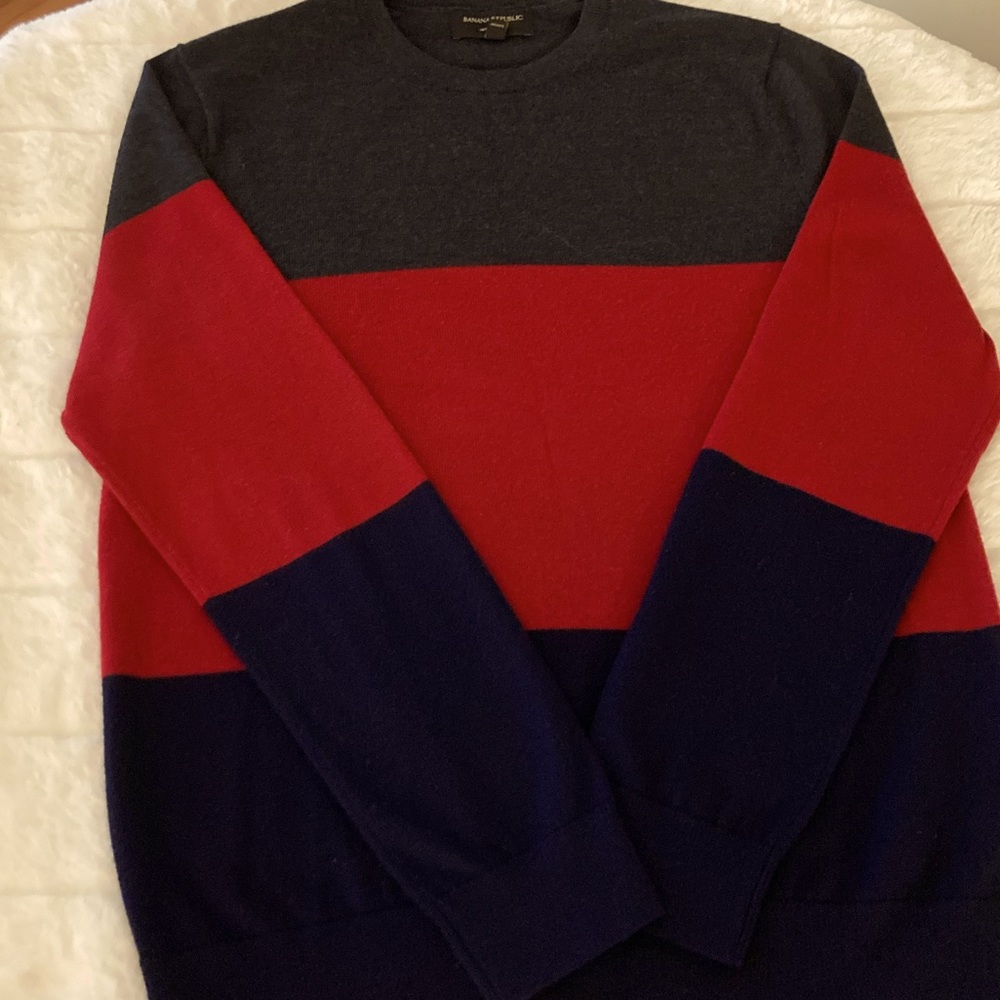 Banana Republic Mens Medium sweater.  Navy and dark red.Great fabric, condition.